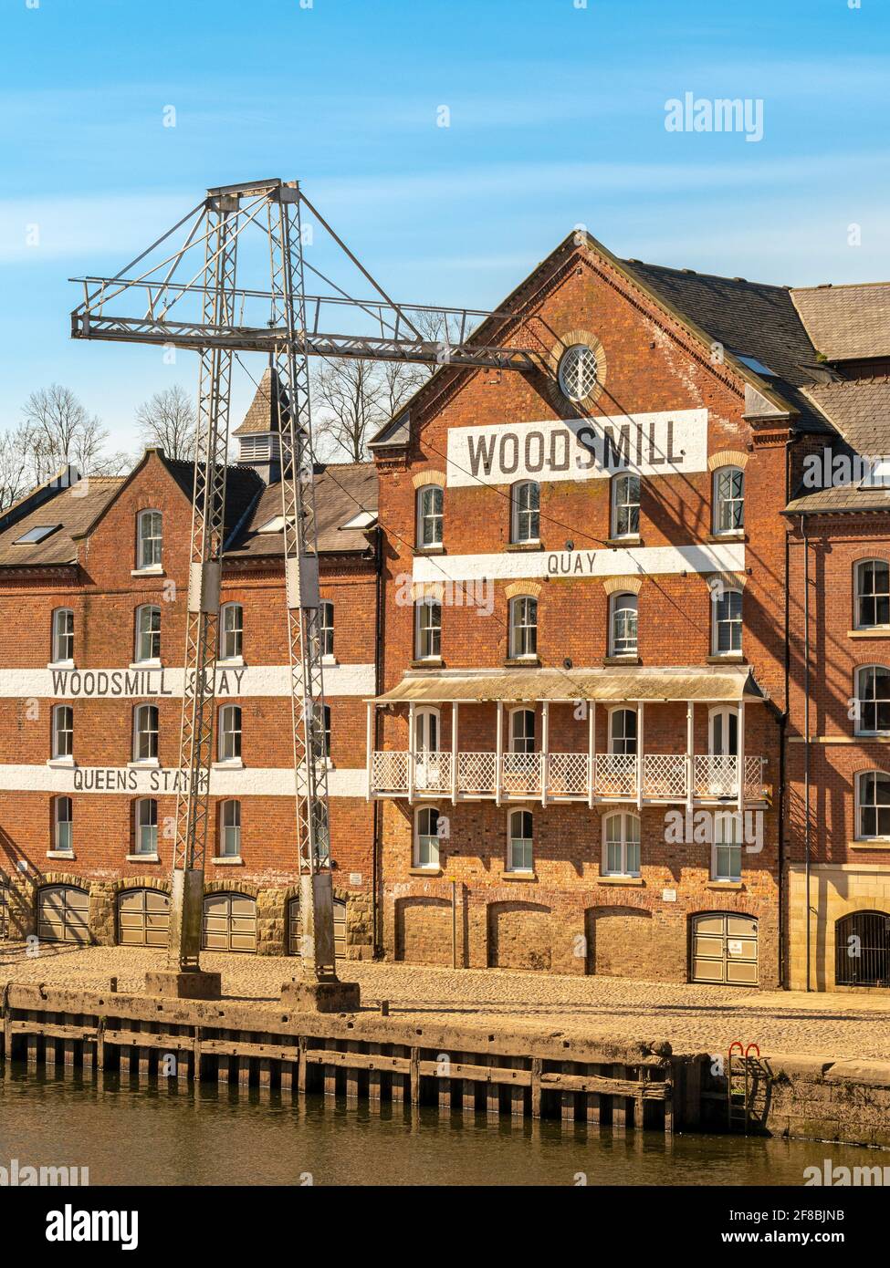 Edificio Woodsmill lungo River Ouse, York, Regno Unito Foto Stock