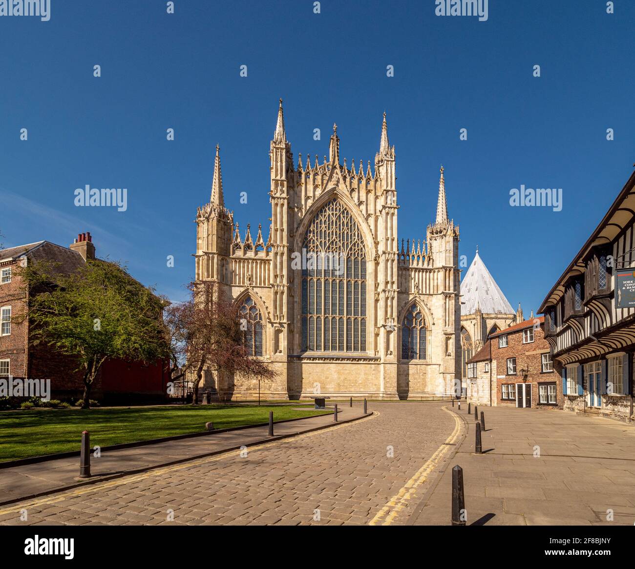 La Grande finestra Est di York Minster visto da una deserta College Street, York, Regno Unito. Foto Stock