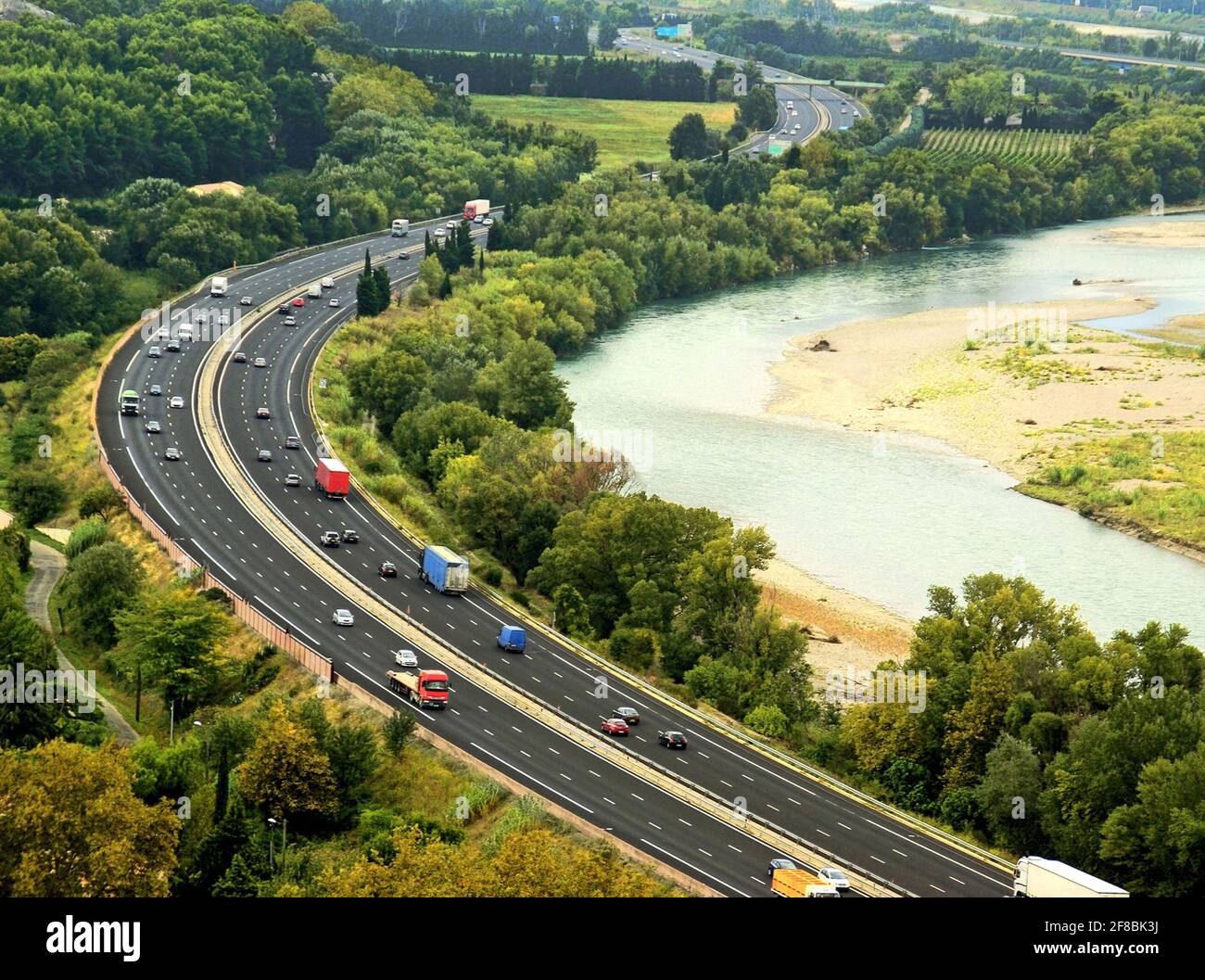Vista aerea dell'autostrada sotto un cielo nuvoloso. Foto Stock