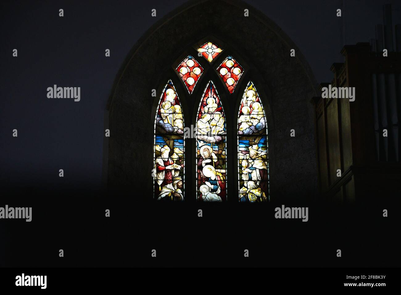 Vetrata con icone religiose all'interno del convento medievale agostiniano (Abbazia Nera) ad Adare Limerick, Irlanda. Foto Stock