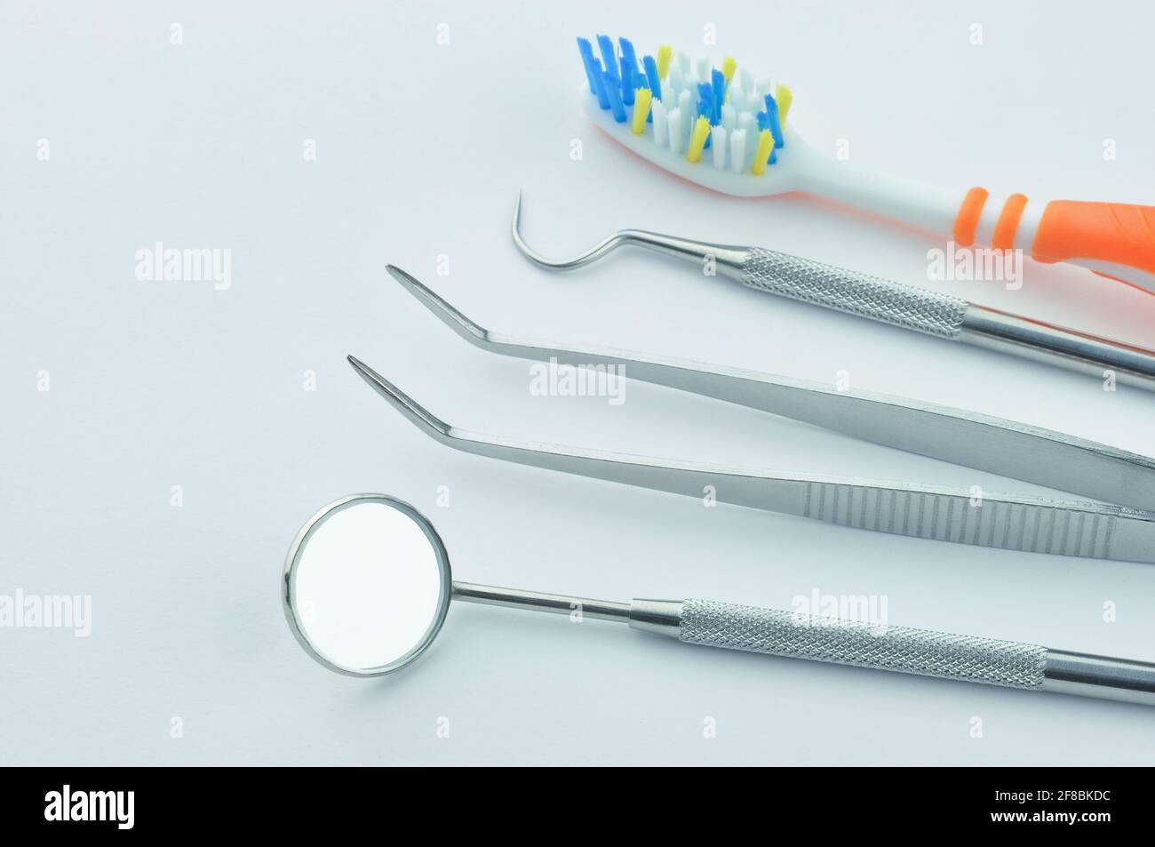 Strumenti dentali su sfondo grigio. Foto Stock
