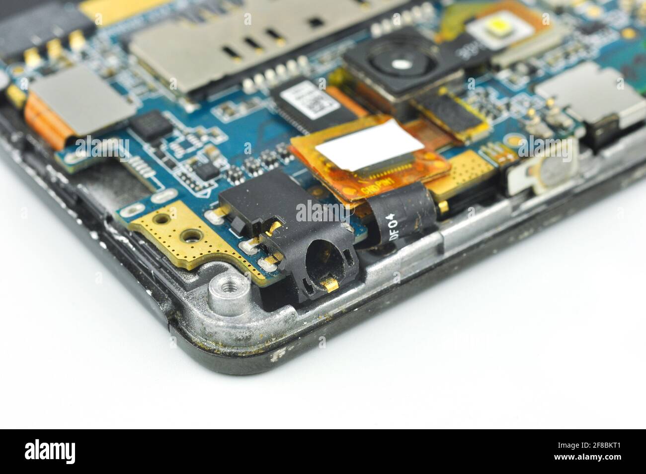 Telefono cellulare o smartphone smontati. Scheda a circuito stampato, telecamera, microcircuito, jack audio. Foto macro. Foto Stock