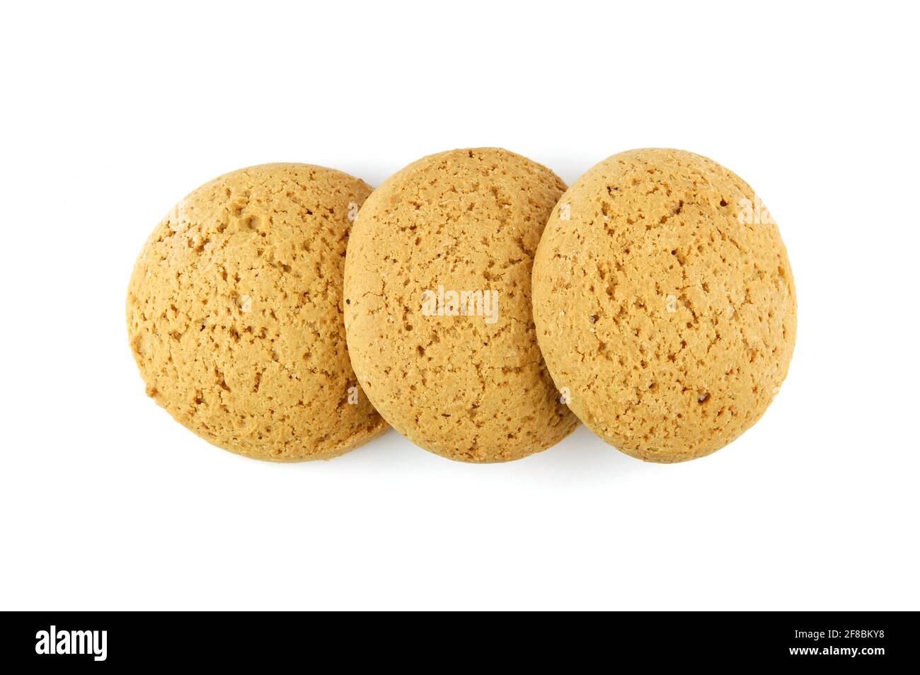 Biscotti con scaglie di farina d'avena isolati su sfondo bianco. Vista dall'alto. Foto Stock