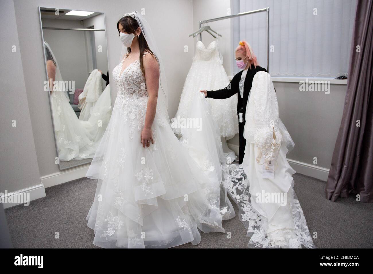 Bride-to-be Erin Barwell prova su abiti per la prima volta da quando rivenditori non essenziali riaperto questa settimana. Erin, di Stoke-on-Trent, si sposerà il prossimo febbraio e tenterà gli abiti alla Roberta's Bridal a Burslem, Stoke-on-Trent, a seguito dell'ulteriore allentamento delle restrizioni di blocco in Inghilterra. Data immagine: Martedì 13 aprile 2021. Foto Stock