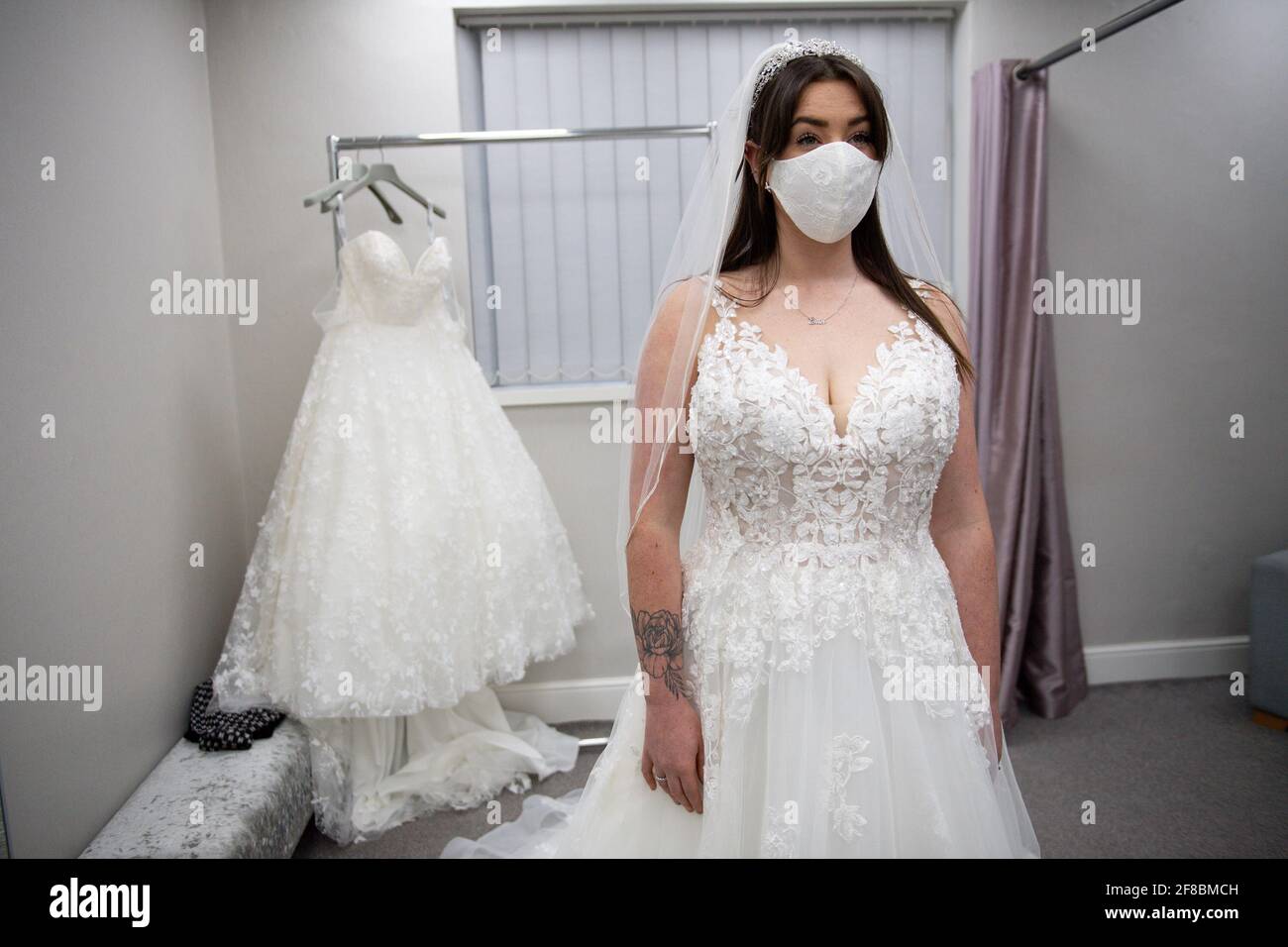 Bride-to-be Erin Barwell prova su abiti per la prima volta da quando rivenditori non essenziali riaperto questa settimana. Erin, di Stoke-on-Trent, si sposerà il prossimo febbraio e tenterà gli abiti alla Roberta's Bridal a Burslem, Stoke-on-Trent, a seguito dell'ulteriore allentamento delle restrizioni di blocco in Inghilterra. Data immagine: Martedì 13 aprile 2021. Foto Stock