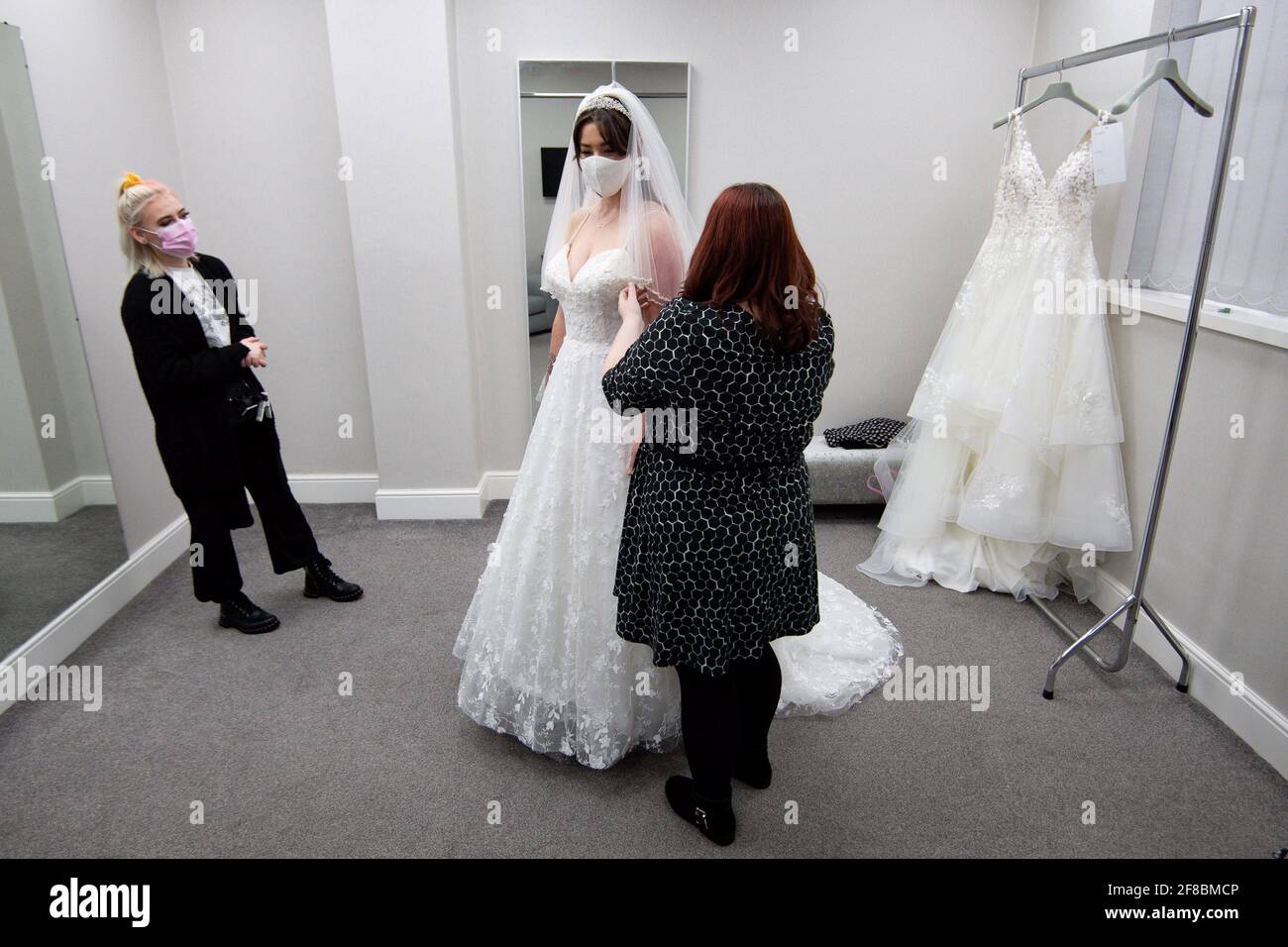 Bride-to-be Erin Barwell prova su abiti per la prima volta da quando rivenditori non essenziali riaperto questa settimana. Erin, di Stoke-on-Trent, si sposerà il prossimo febbraio e tenterà gli abiti alla Roberta's Bridal a Burslem, Stoke-on-Trent, a seguito dell'ulteriore allentamento delle restrizioni di blocco in Inghilterra. Data immagine: Martedì 13 aprile 2021. Foto Stock