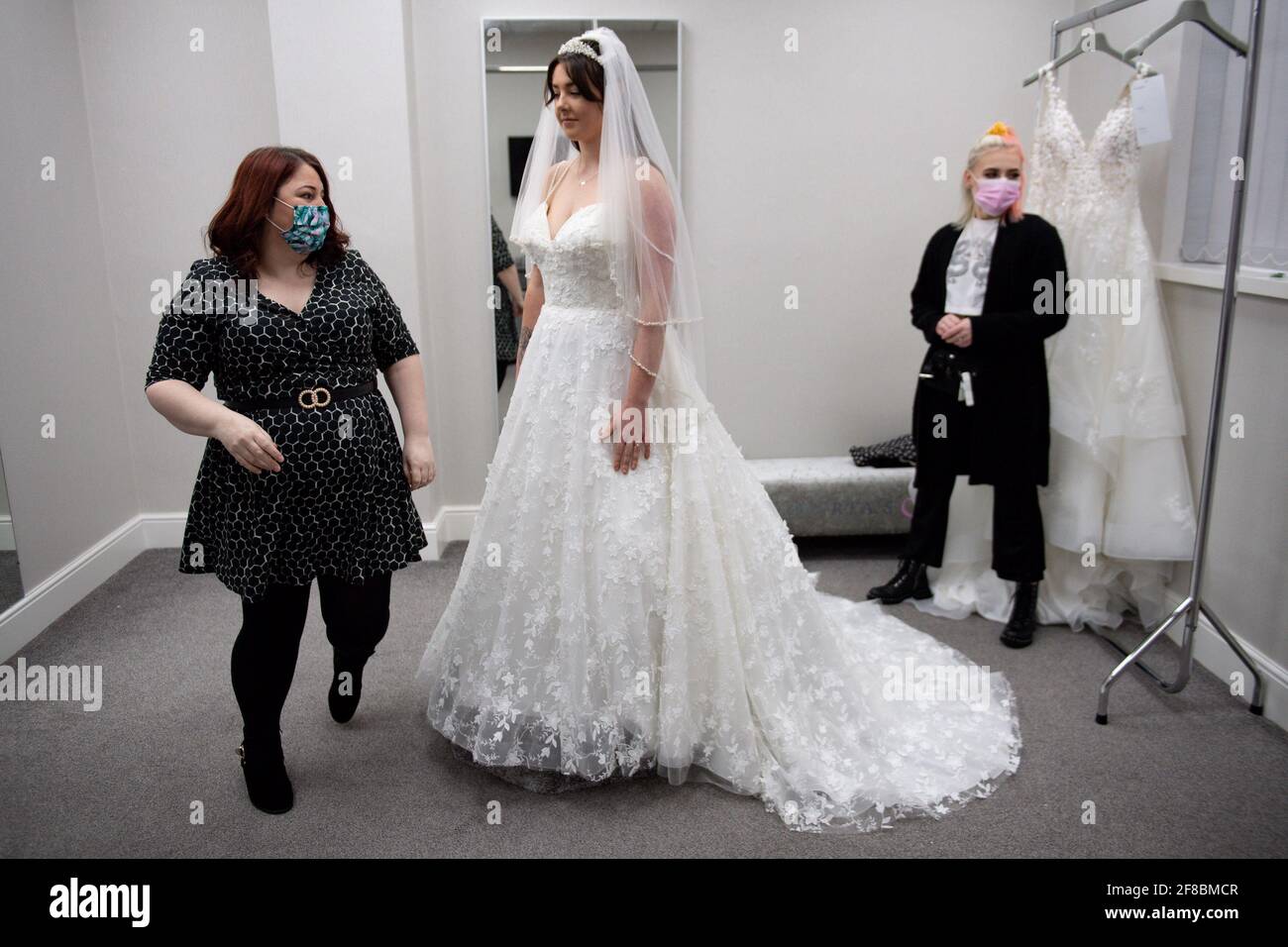 Bride-to-be Erin Barwell prova su abiti per la prima volta da quando rivenditori non essenziali riaperto questa settimana. Erin, di Stoke-on-Trent, si sposerà il prossimo febbraio e tenterà gli abiti alla Roberta's Bridal a Burslem, Stoke-on-Trent, a seguito dell'ulteriore allentamento delle restrizioni di blocco in Inghilterra. Data immagine: Martedì 13 aprile 2021. Foto Stock