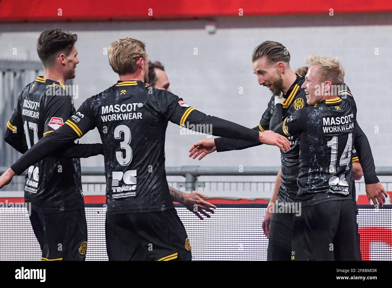 MAASTRICHT, PAESI BASSI - APRILE 12: Fabian Serrarens di Roda JC festeggia il suo obiettivo durante la partita olandese di Keukenkampioendivisie tra MVV Maast Foto Stock