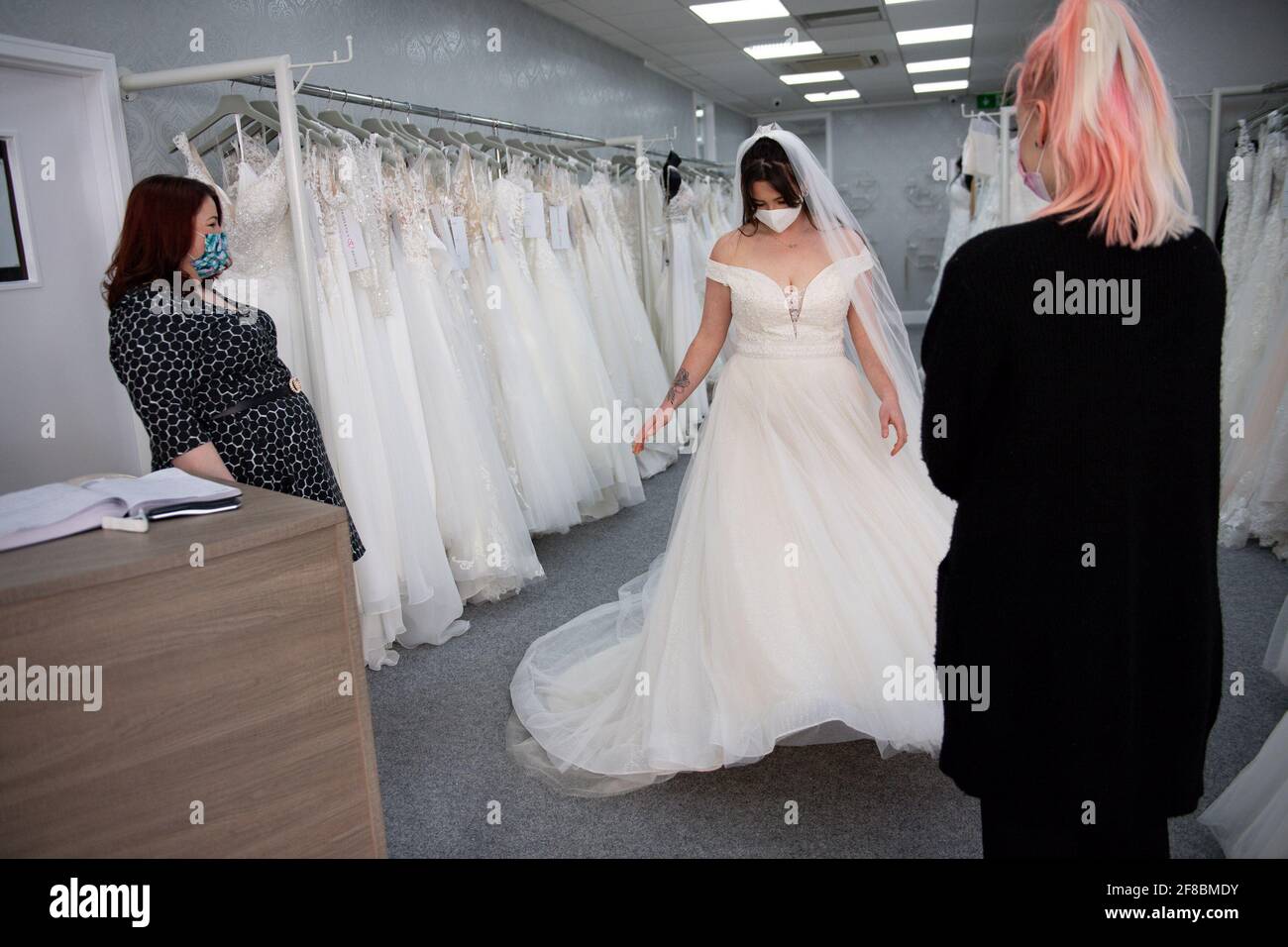 Bride-to-be Erin Barwell prova su abiti per la prima volta da quando rivenditori non essenziali riaperto questa settimana. Erin, di Stoke-on-Trent, si sposerà il prossimo febbraio e tenterà gli abiti alla Roberta's Bridal a Burslem, Stoke-on-Trent, a seguito dell'ulteriore allentamento delle restrizioni di blocco in Inghilterra. Data immagine: Martedì 13 aprile 2021. Foto Stock