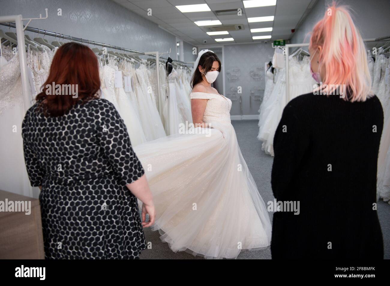 Bride-to-be Erin Barwell prova su abiti per la prima volta da quando rivenditori non essenziali riaperto questa settimana. Erin, di Stoke-on-Trent, si sposerà il prossimo febbraio e tenterà gli abiti alla Roberta's Bridal a Burslem, Stoke-on-Trent, a seguito dell'ulteriore allentamento delle restrizioni di blocco in Inghilterra. Data immagine: Martedì 13 aprile 2021. Foto Stock