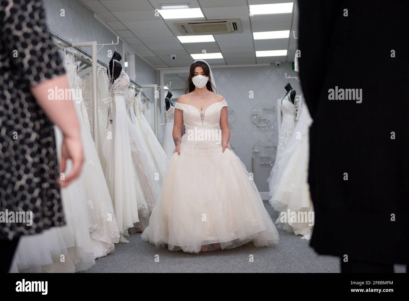Bride-to-be Erin Barwell prova su abiti per la prima volta da quando rivenditori non essenziali riaperto questa settimana. Erin, di Stoke-on-Trent, si sposerà il prossimo febbraio e tenterà gli abiti alla Roberta's Bridal a Burslem, Stoke-on-Trent, a seguito dell'ulteriore allentamento delle restrizioni di blocco in Inghilterra. Data immagine: Martedì 13 aprile 2021. Foto Stock