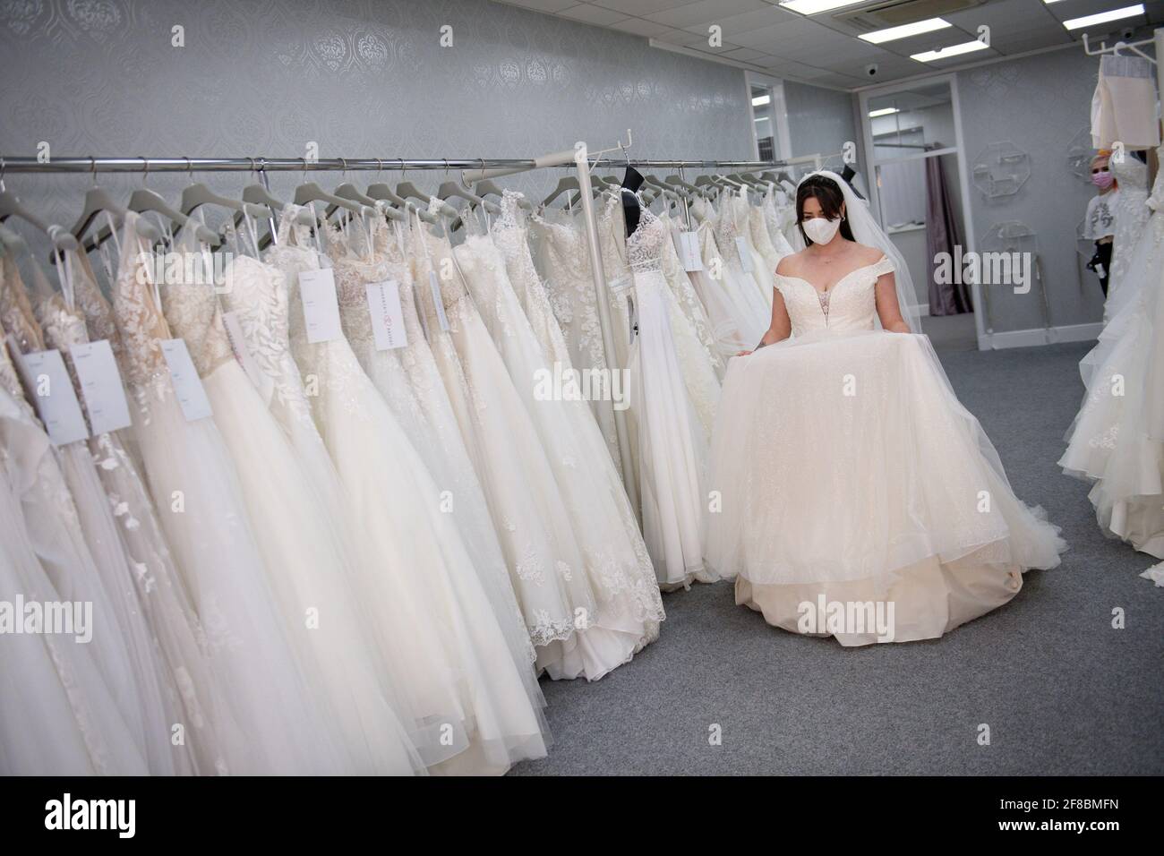 Bride-to-be Erin Barwell prova su abiti per la prima volta da quando rivenditori non essenziali riaperto questa settimana. Erin, di Stoke-on-Trent, si sposerà il prossimo febbraio e tenterà gli abiti alla Roberta's Bridal a Burslem, Stoke-on-Trent, a seguito dell'ulteriore allentamento delle restrizioni di blocco in Inghilterra. Data immagine: Martedì 13 aprile 2021. Foto Stock