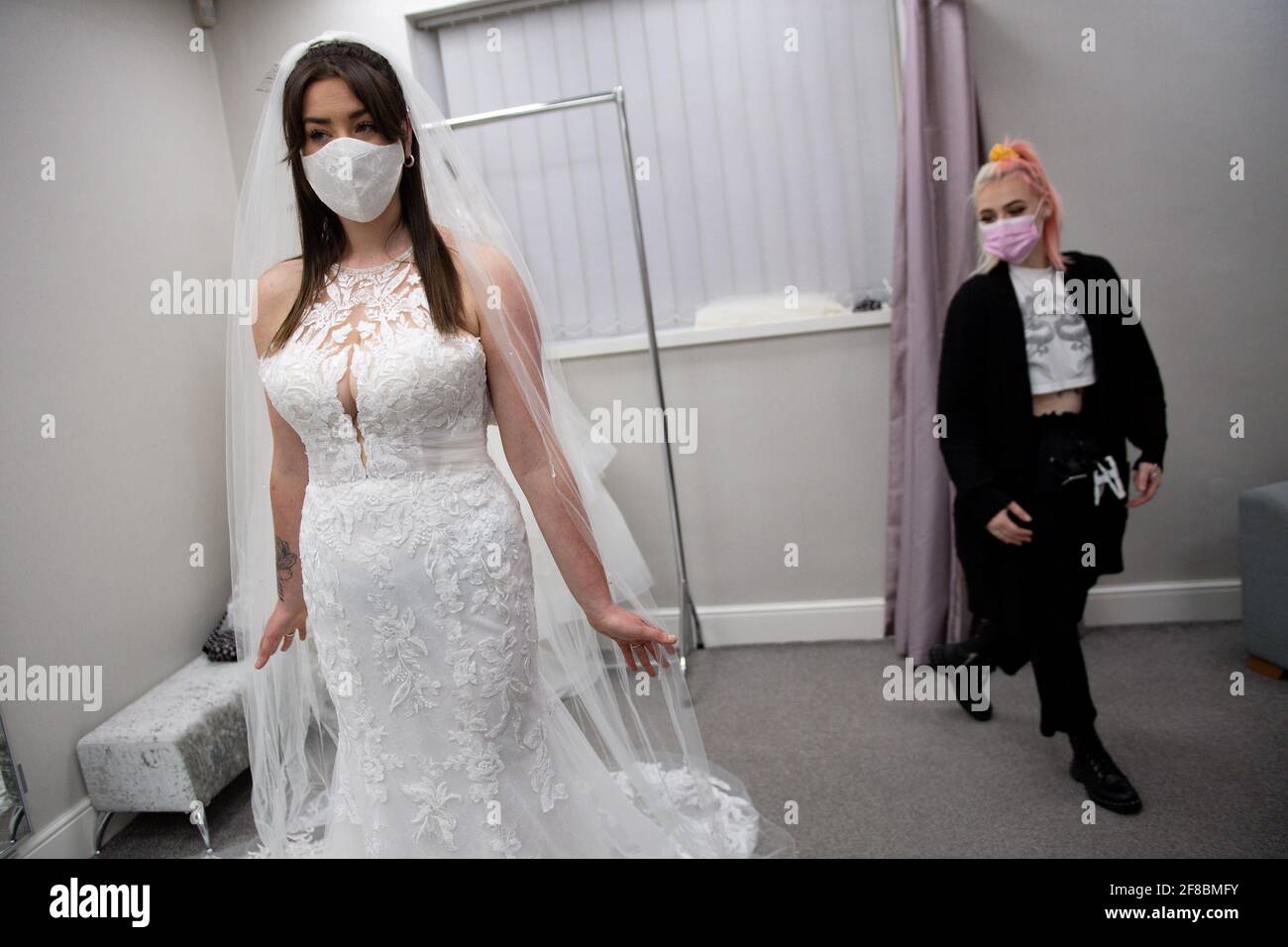 Bride-to-be Erin Barwell prova su abiti per la prima volta da quando rivenditori non essenziali riaperto questa settimana. Erin, di Stoke-on-Trent, si sposerà il prossimo febbraio e tenterà gli abiti alla Roberta's Bridal a Burslem, Stoke-on-Trent, a seguito dell'ulteriore allentamento delle restrizioni di blocco in Inghilterra. Data immagine: Martedì 13 aprile 2021. Foto Stock