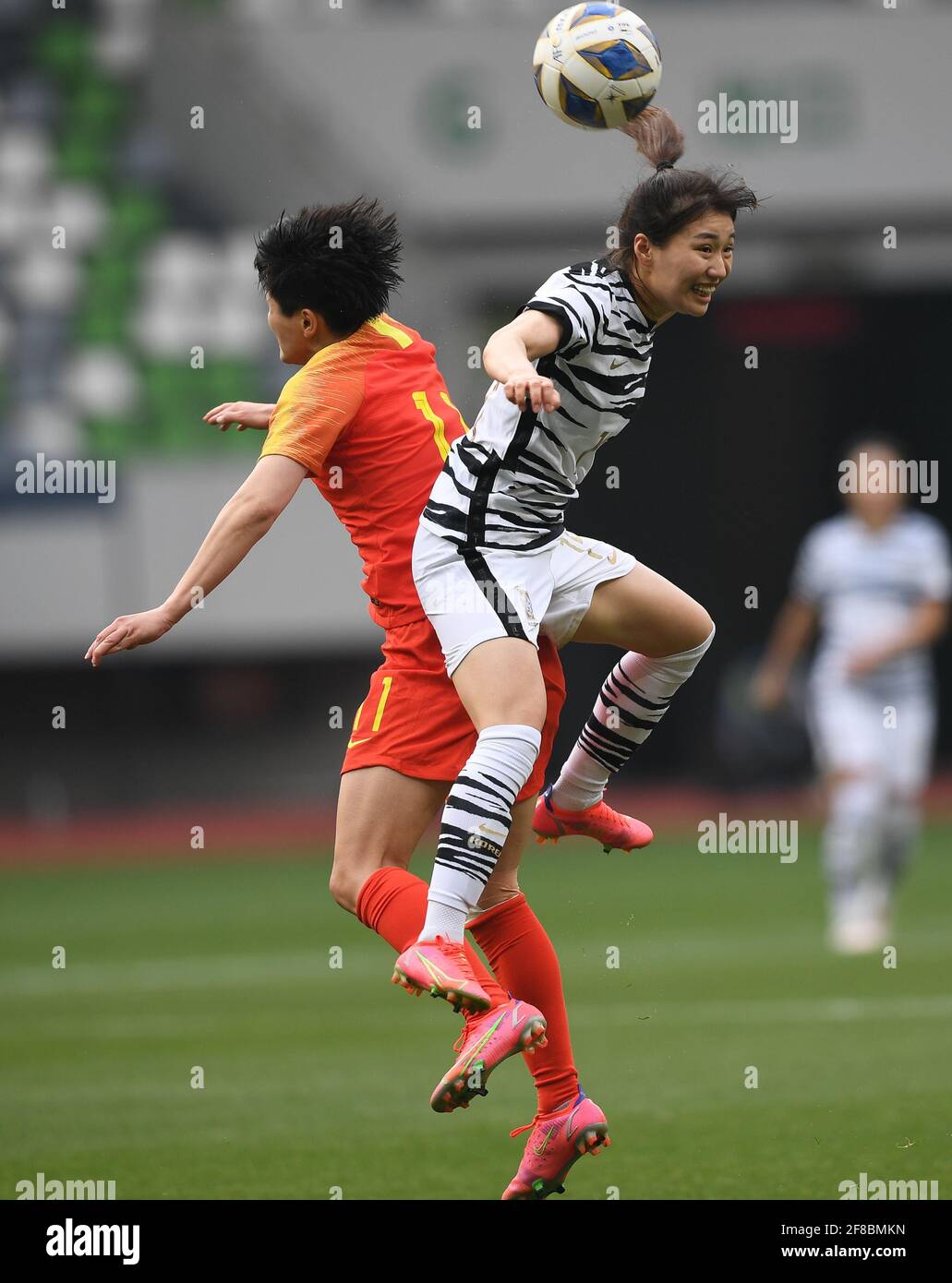 Suzhou, provincia cinese di Jiangsu. 13 Apr 2021. La Cina Wang Shanshan (L) vies con Kang Chae-Rim della Corea del Sud durante la seconda tappa dei playoff di qualificazione olimpica asiatica di Tokyo tra Cina e Corea del Sud a Suzhou, provincia di Jiangsu della Cina orientale, 13 aprile 2021. Credit: Ji Chunpeng/Xinhua/Alamy Live News Foto Stock