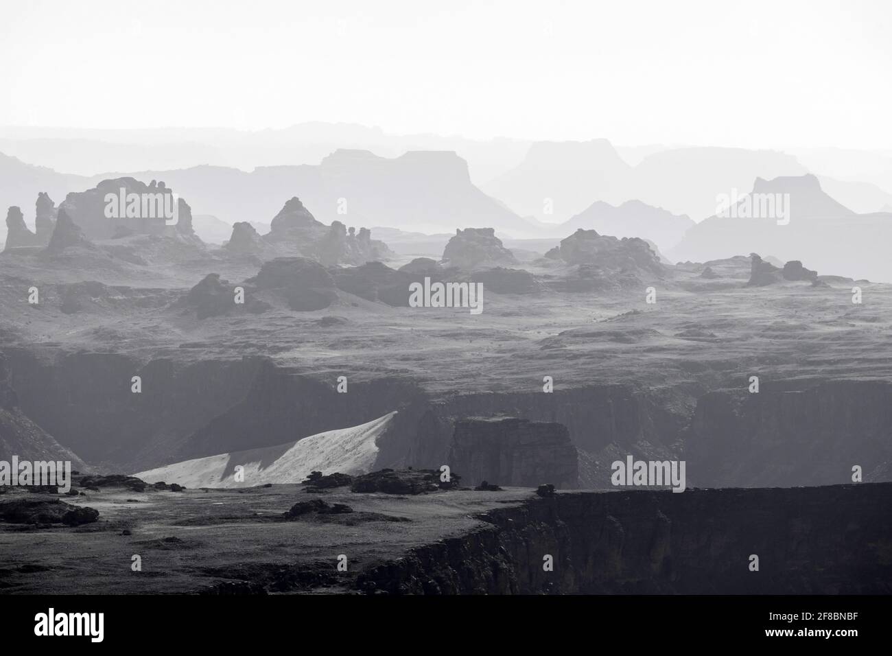Erose montagne nella foschia del deserto di al Ula, Arabia Saudita Foto Stock