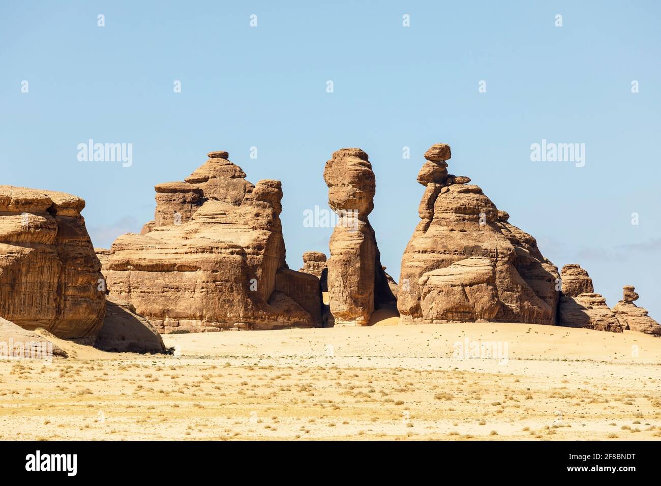 Paesaggio tipico con montagne erose nell'oasi desertica di Al Ula in Arabia Saudita Foto Stock