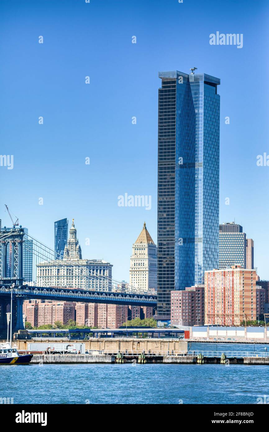 Una torre di Manhattan Square sul Lower East Side e sul Manhattan Bridge. Foto Stock