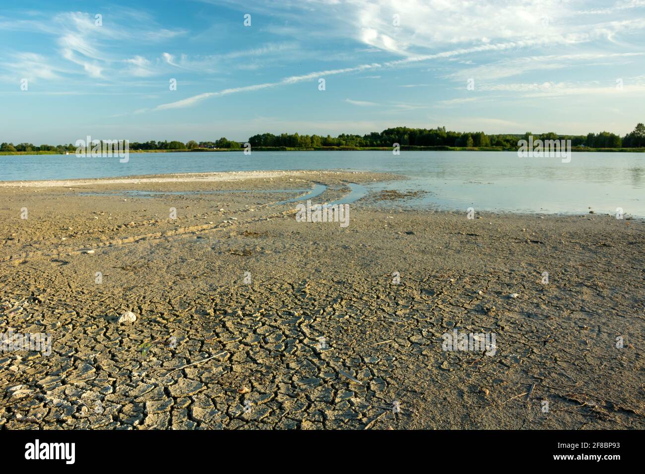 Bacino idrico secco e incrinato e nuvole al cielo, Staw, Lubelskie, Polonia Foto Stock