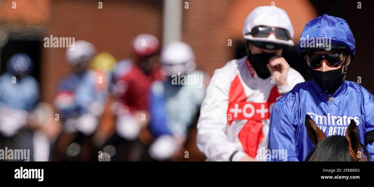 Una visione generale come i jockeys fanno il loro senso al tracciato a Newmarket Racecourse. Data immagine: Martedì 13 aprile 2021. Foto Stock