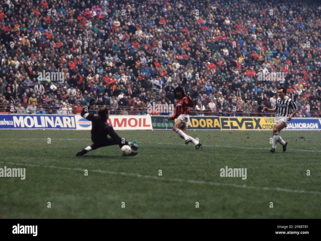 Ruud Gullit (Milano) ha segnato il secondo gol per la sua squadra durante la partita italiana 'sarie A' tra la Juventus di Milano 2-0 allo stadio Giuseppe Meazza il 30 dicembre 1990 a Bologna. Credit: Maurizio Borsari/AFLO/Alamy Live News Foto Stock