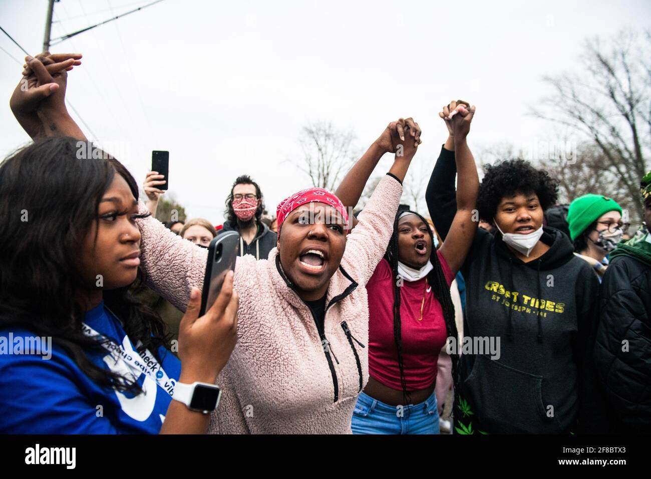 I manifestanti si manifestano vicino all'angolo tra Katherene Drive e la 63rd Ave North il 11 aprile 2021 a Brooklyn Center, Minnesota, dopo la morte di Daunte Wright. Foto: Chris Tuite/ImageSPACE/Sipa USA Foto Stock