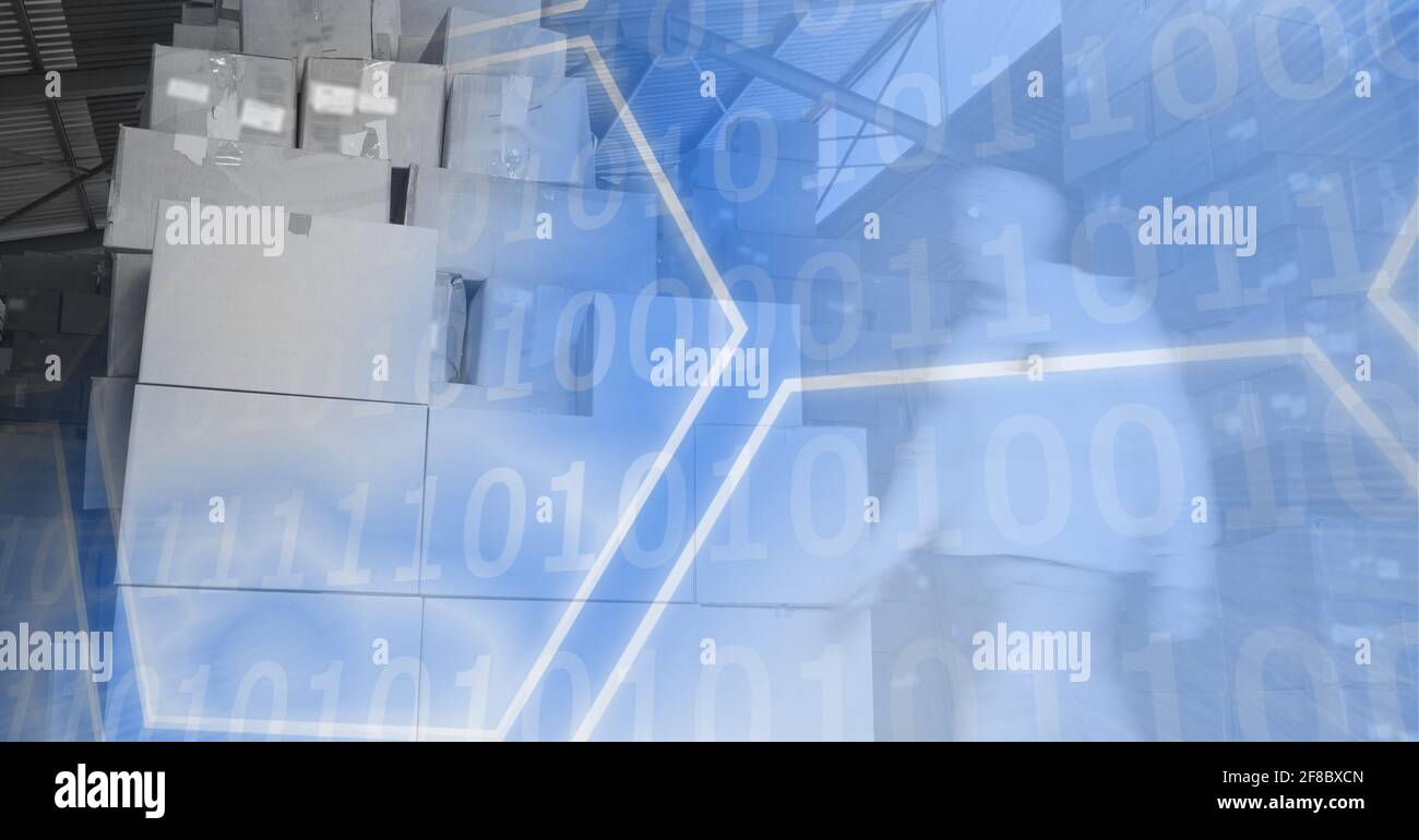 Pacchetti di consegna e elaborazione del codice informatico su magazzino, tecnologia e concetto di consegna Foto Stock