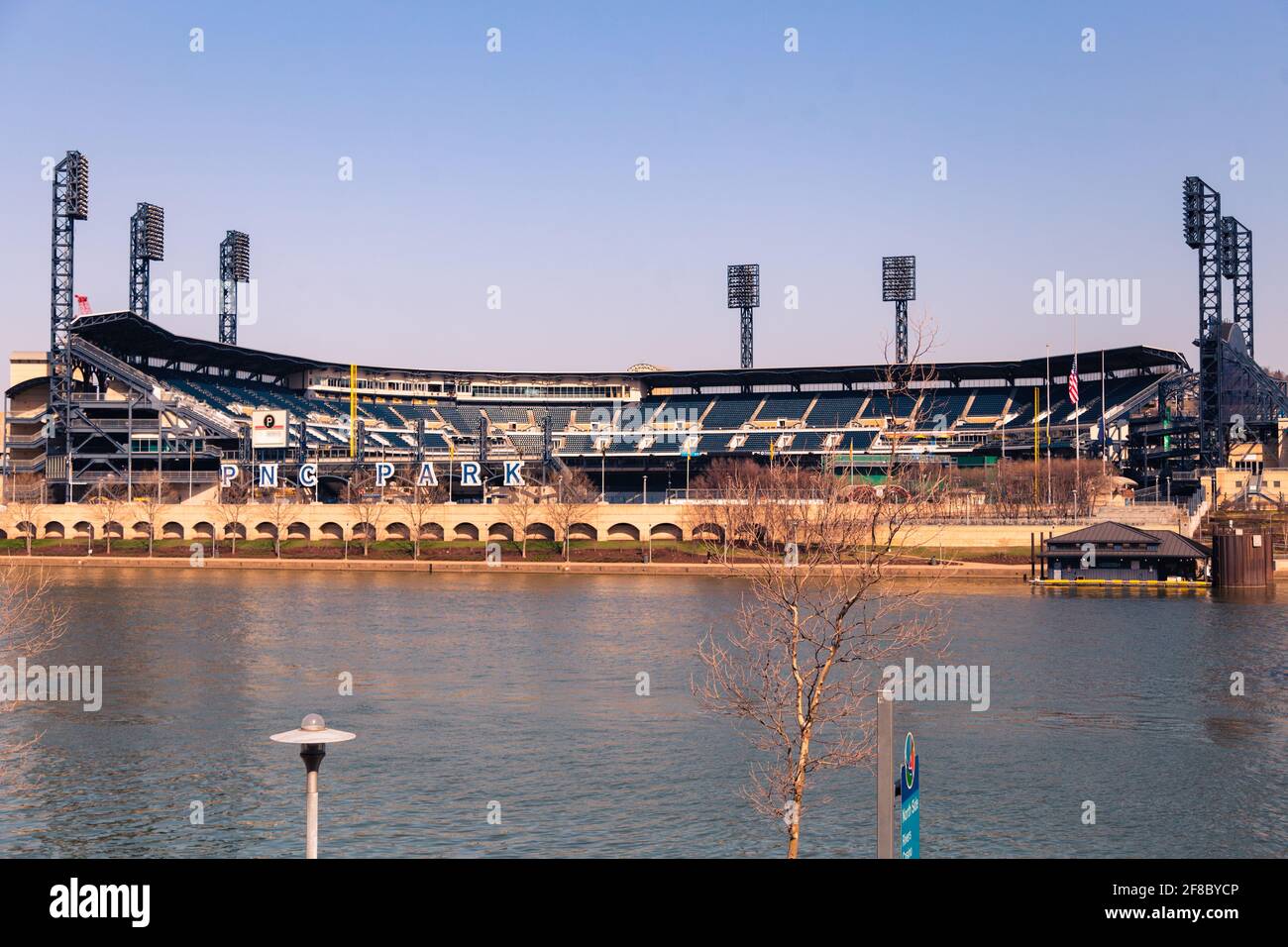 Lo splendido PNC Park a Pittsburgh, Pennsylvania USA. Questa è la sede della squadra di baseball dei Pittsburgh Pirates. Si trova lungo il fiume Allegheny. Foto Stock