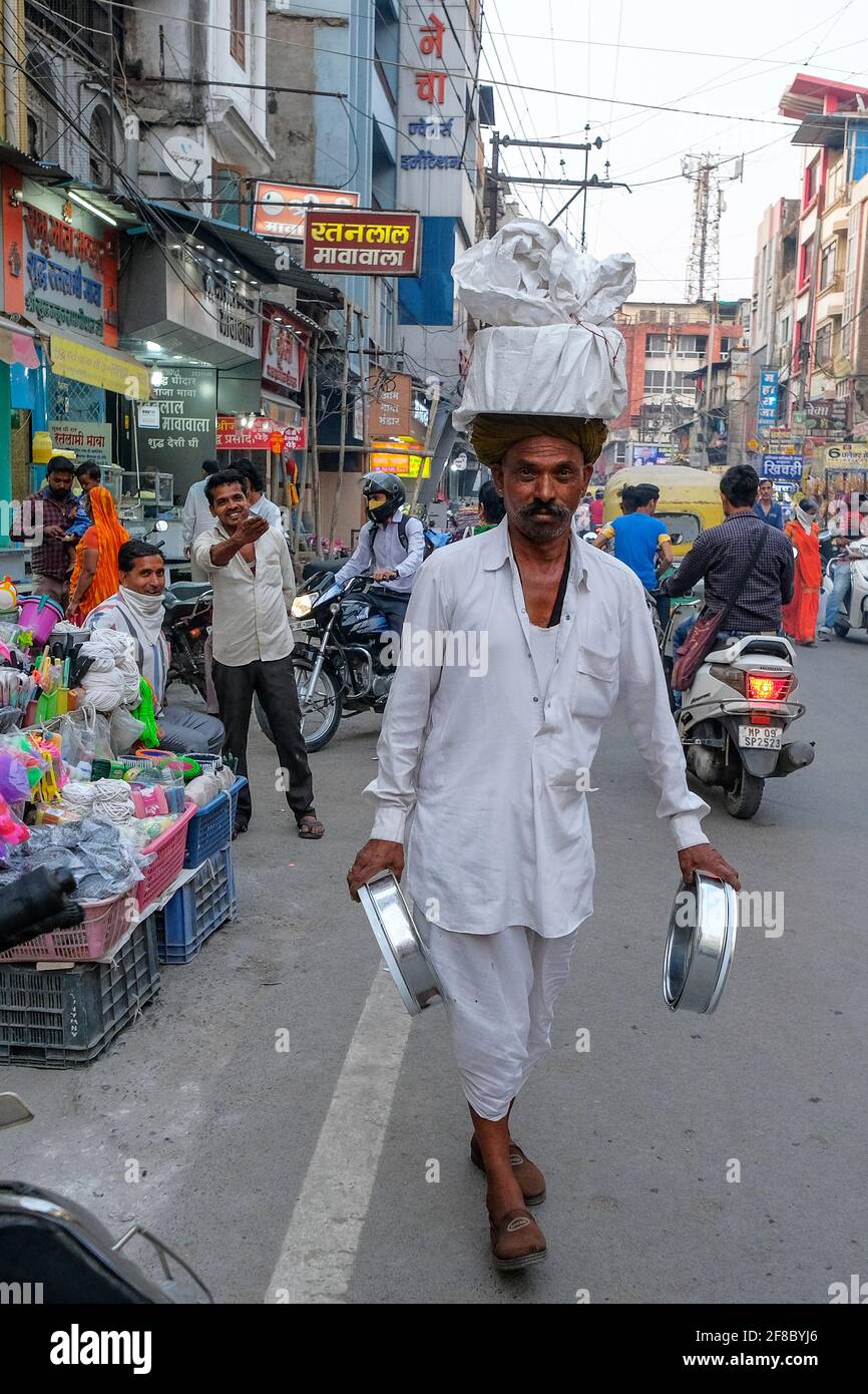 Indore, India - 2021 marzo: Un venditore di strada attraverso le strade del Sarafa Bazaar in Indore il 12 marzo 2021 a Madhya Pradesh, India. Foto Stock