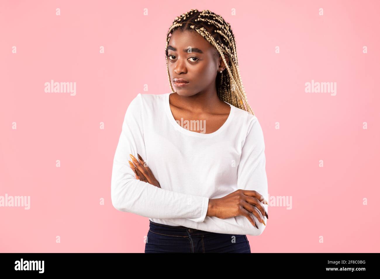 Triste donna afroamericana sentendosi sconvolto incrociando le braccia Foto Stock