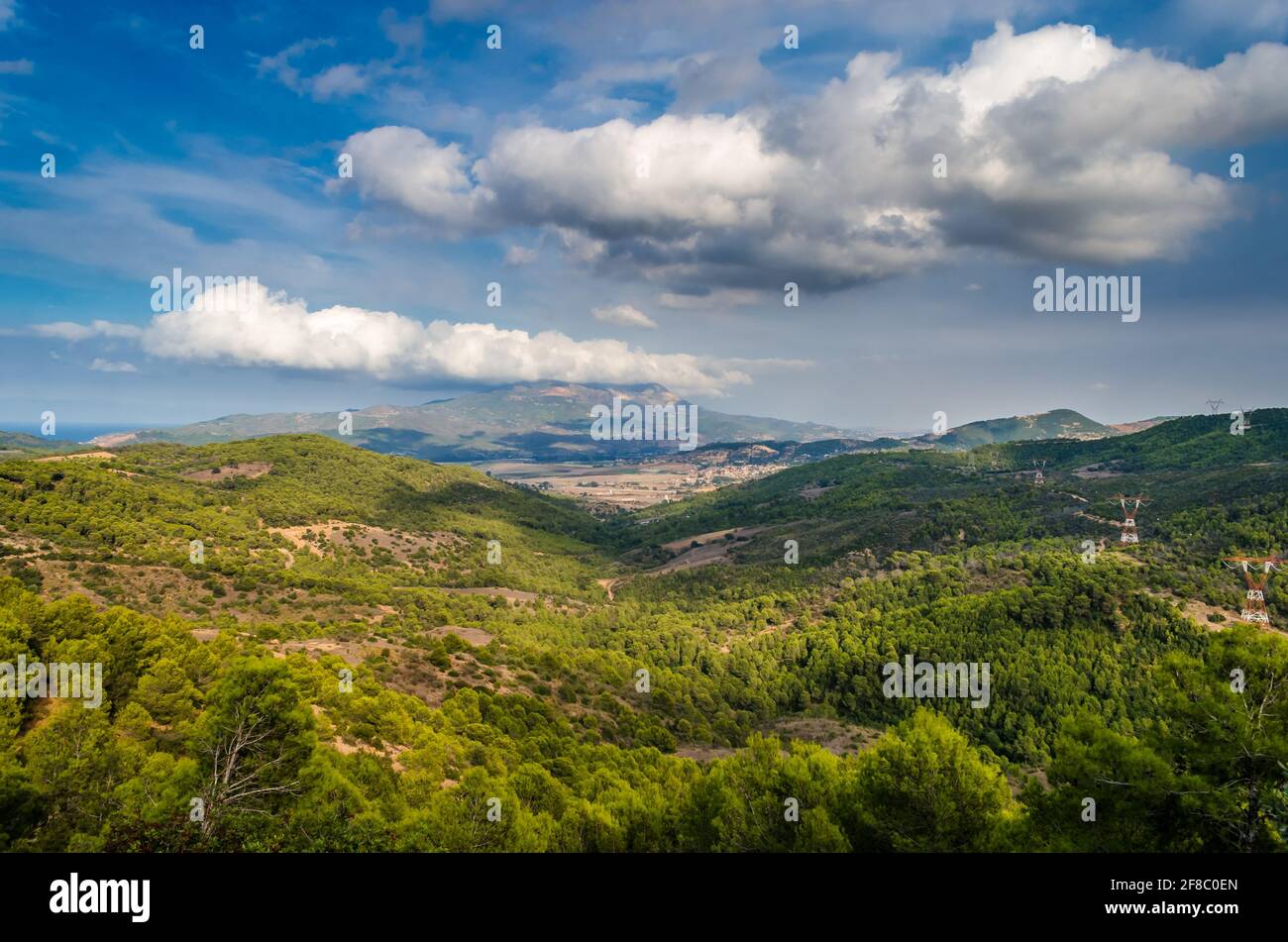 A Springs Time Sunny e luminoso paesaggio con alcune drammatiche nuvole del nord Algeria. Foto Stock
