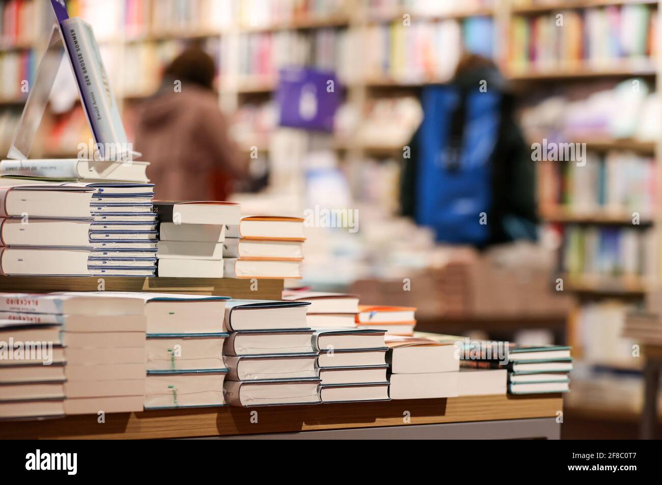 13 aprile 2021, Sassonia, Lipsia: Pile di libri si trovano sulle tavole di un bookshop di Lipsia. La selezione per il Premio Fiera del Libro di Lipsia è più "femminile" che mai quest'anno. Gli autori Hanika, Hermann, Mayröcker e Schubert sperano di vincere il premio. La Swiss Kracht completa la lista. Il premio della Fiera del Libro di Lipsia è assegnato in tre categorie: Fiction, scrittura non-fiction/saggio e traduzioni. È dotato di un totale di 60,000 euro. Foto: Jan Woitas/dpa-Zentralbild/dpa - ATTENZIONE: Utilizzare solo in formato completo Foto Stock