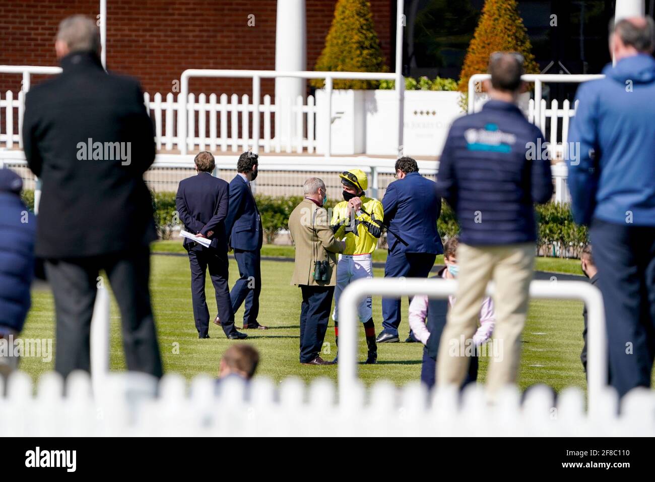 Una vista generale mentre i proprietari guardano sull'anello della parata all'Ippodromo di Newmarket. Data immagine: Martedì 13 aprile 2021. Foto Stock