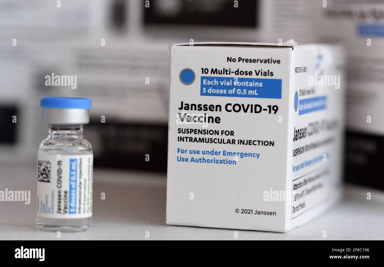 Johnson & Johnson COVID-19 flaconcino e scatola visti in un sito di vaccinazione. Le dosi del vaccino Johnson & Johnson vengono somministrate in tutto lo stato della Florida, nonostante un piccolo numero di pazienti che hanno manifestato reazioni avverse, compresi i coaguli di sangue. (Foto di Paul Hennessy / SOPA Images/Sipa USA) Foto Stock