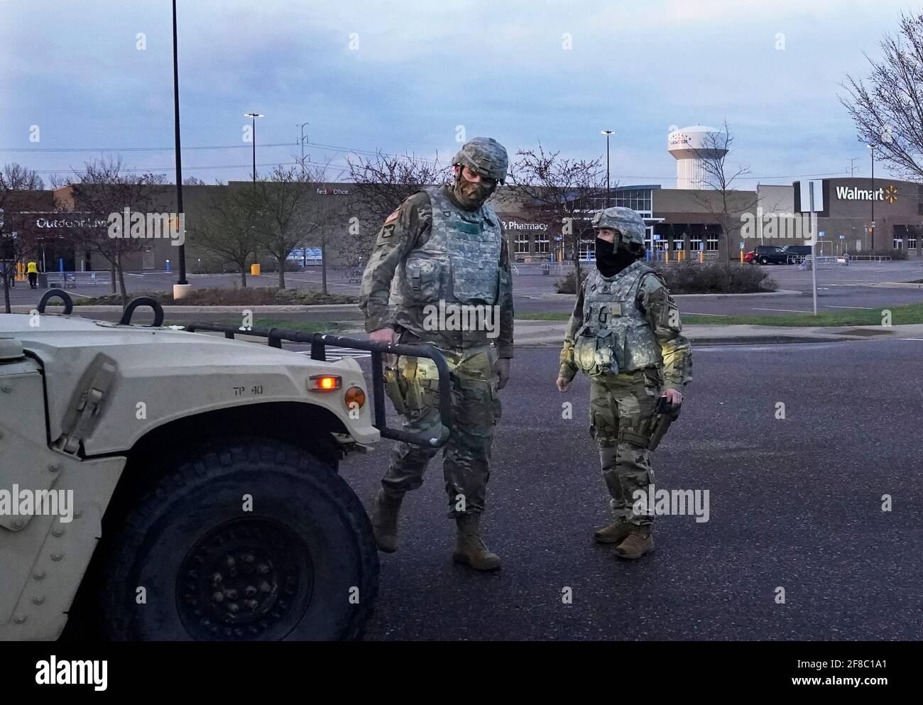 La scena al di fuori del centro commerciale Shingle Creek Crossing, dove i saccheggi si sono avuti a tarda domenica sera dopo che la polizia ha sparato la morte di Daunte Wright durante una fermata del traffico, visto Lunedi, 12 aprile 2021, a Brooklyn Center, Minnesota. Qui, i membri della Guardia Nazionale del Minnesota sono visti fuori da un Walmart che è stato saccheggiato. (Foto di David Joles/Minneapolis Star Tribune/TNS/Sipa USA) Foto Stock