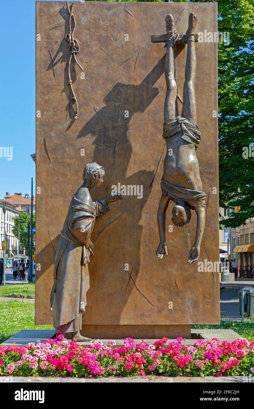 Bergamo, Italia - 13 giugno 2019: Memoriale della Guerra del Muro di bronzo di Giacomo Manzu dedicato alle vittime della resistenza italiana a Bergamo, Italia. Foto Stock