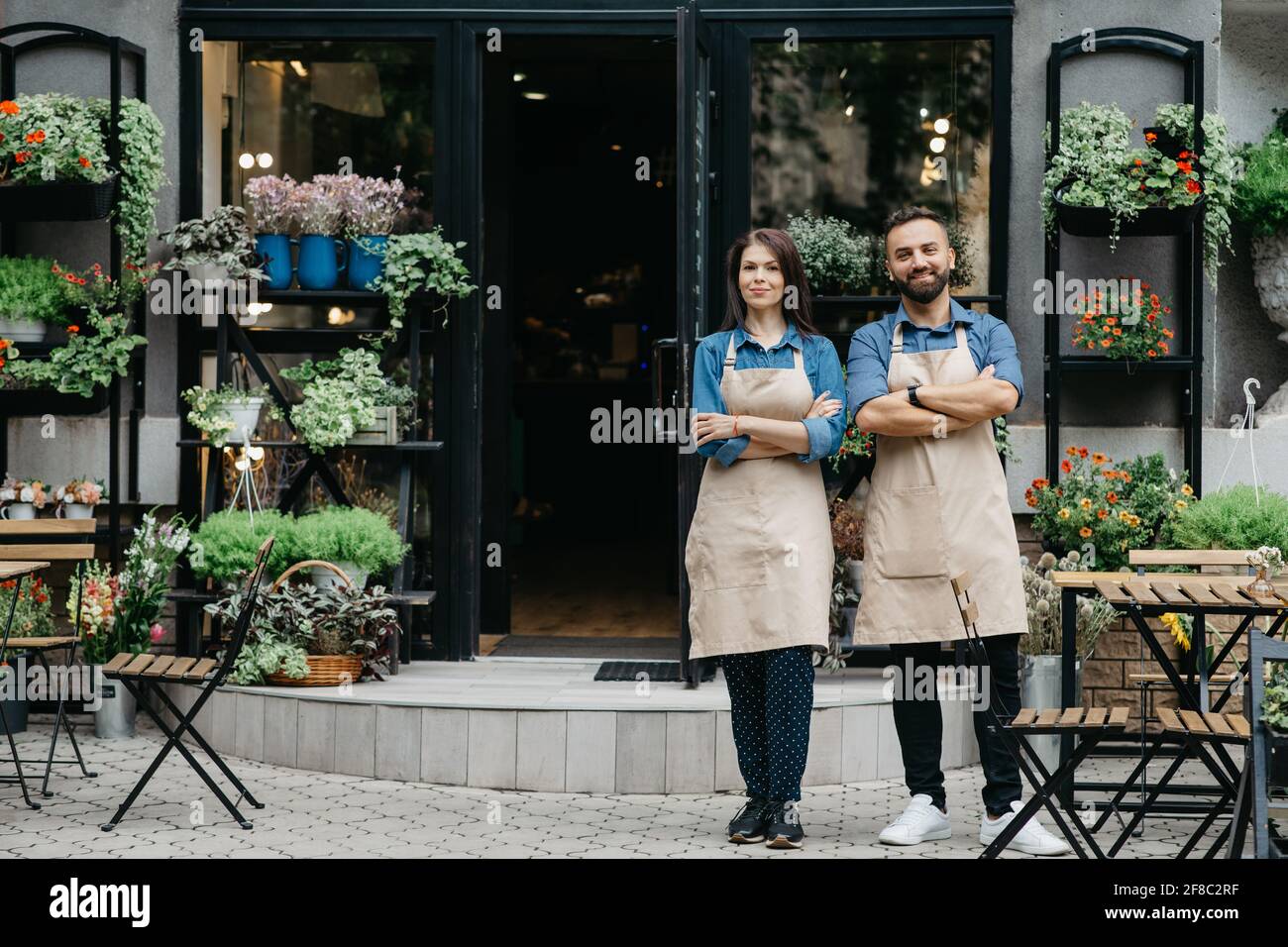 Lavoro creativo al negozio di fiori e all'eco cafe in citta' Foto stock -  Alamy