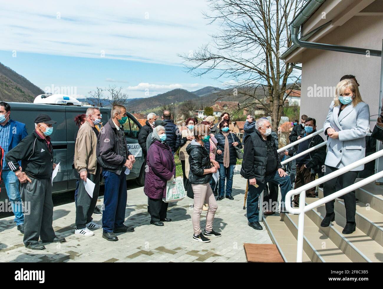 (210413) -- PECHINO, 13 aprile 2021 (Xinhua) -- la gente attende per ricevere il vaccino COVID-19 a Majdanpek, Serbia, 6 aprile 2021. (Foto di Wang Wei/Xinhua) Foto Stock