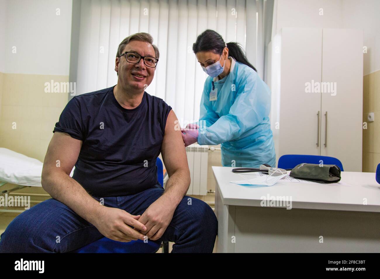 (210413) -- PECHINO, 13 aprile 2021 (Xinhua) -- il presidente serbo Aleksandar Vucic riceve un'iniezione del vaccino cinese Sinopharm contro COVID-19 a Majdanpek, Serbia, 6 aprile 2021. (Xinhua/Shi Zhongyu) Foto Stock