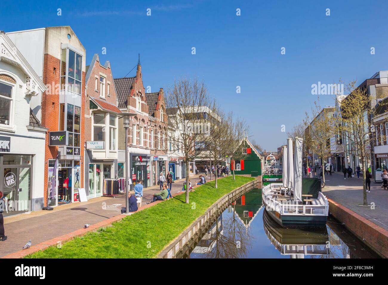 Barca nel canale della strada dello shopping a Zaandam, Paesi Bassi Foto Stock