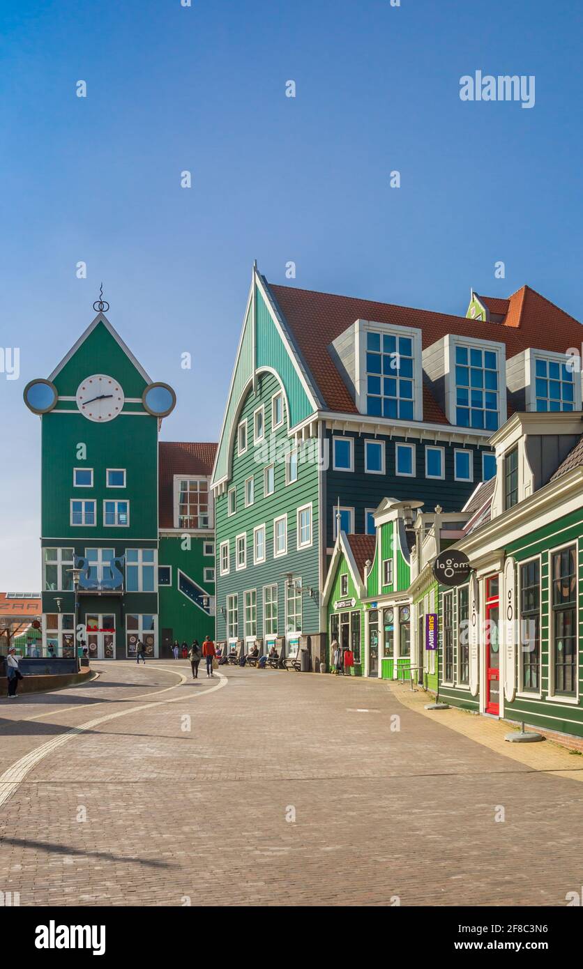 Piazza Stadhuisplein con architettura colorata a Zaandam, Paesi Bassi Foto Stock