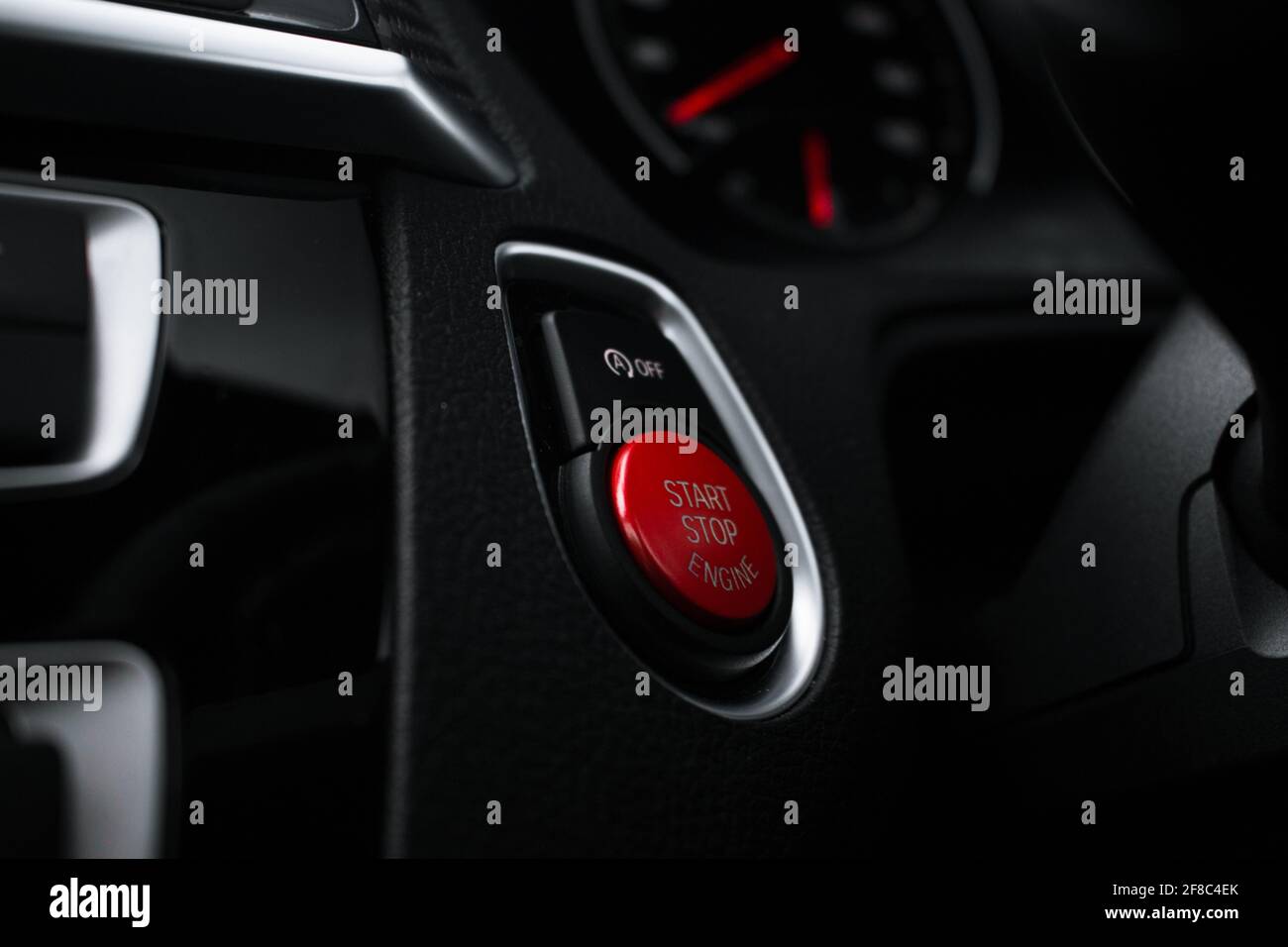 Una concorrenza BMW M2 2020 con avviamento del motore rosso opzionale Pulsante Stop con cornice in alluminio e cruscotto digitale Foto Stock