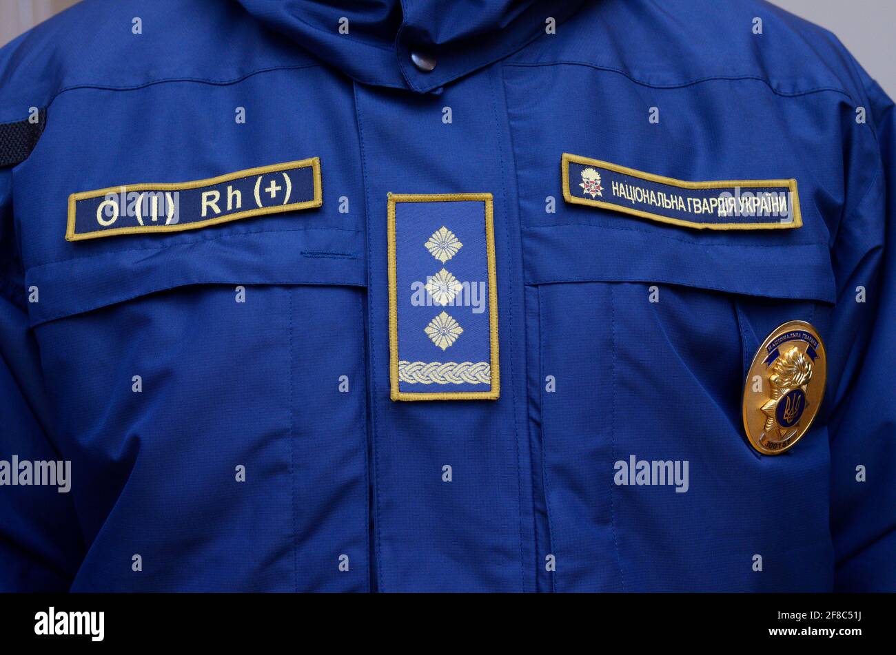 Parte superiore dell'uniforme della polizia Ucraina, abbigliamento a clima  freddo: Cappotto, chevron, badge della polizia, cerotto con il tipo di  sangue. 7 ottobre 2018. Kiev, Ucraina Foto stock - Alamy