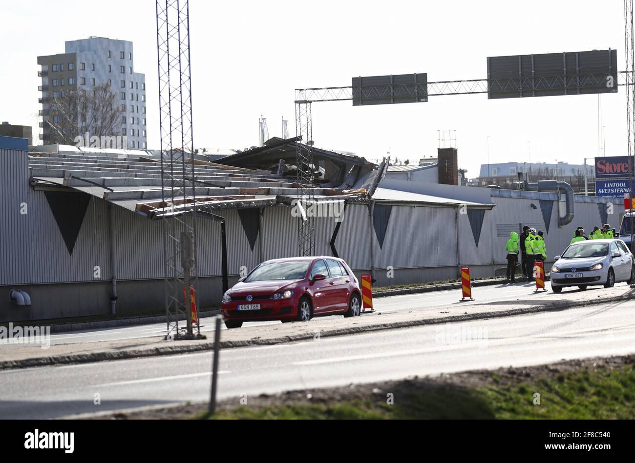 SMI uscì e avvertì di forti venti in alcune parti del paese venerdì. A Linköping, un grande tetto di 40 mq soffia via con il vento. Foto Stock