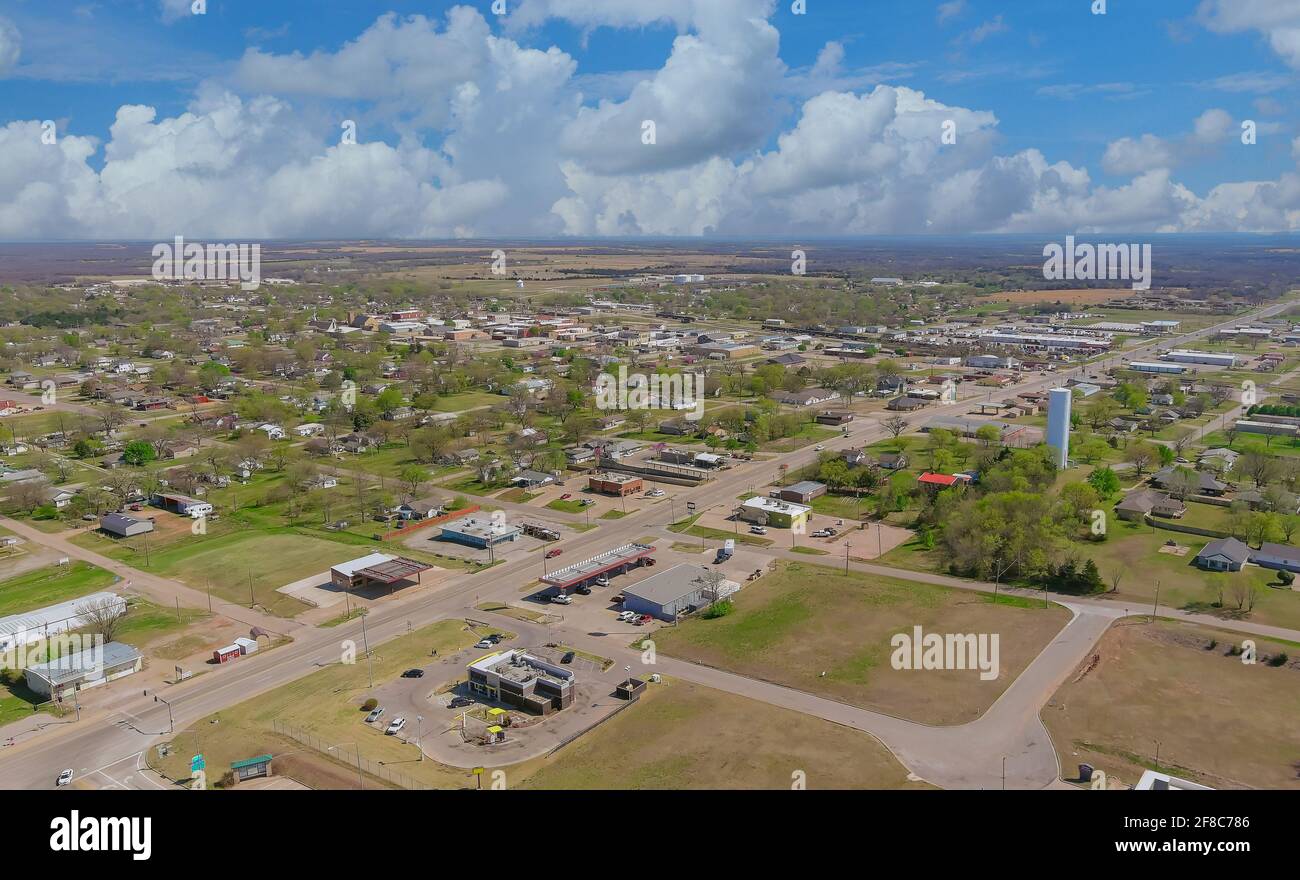 Vista aerea dei quartieri residenziali nel bellissimo paesaggio urbano della città The Stroud Oklahoma USA Foto Stock