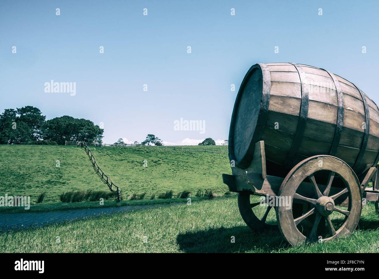 Vintage-style immagine della botte di vino su carrello contro erba verde  campo in campagna agricoltura sullo sfondo del paesaggio. Alimenti  biologici, cantina e alcol Foto stock - Alamy