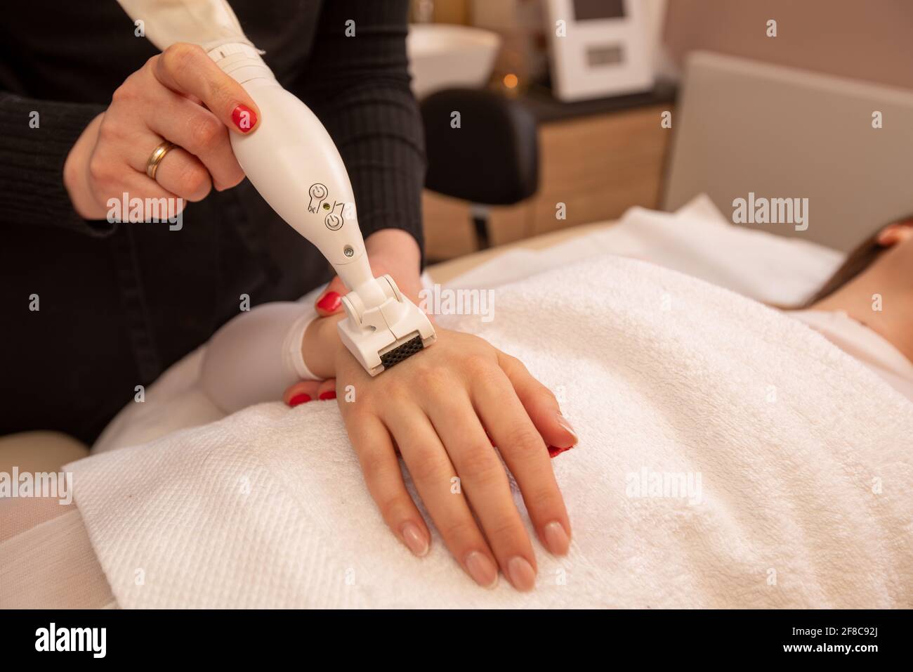 le mani della donna ricevono una procedura di cura della pelle della mano. concetto di trattamento di bellezza nel salone di bellezza. Foto Stock