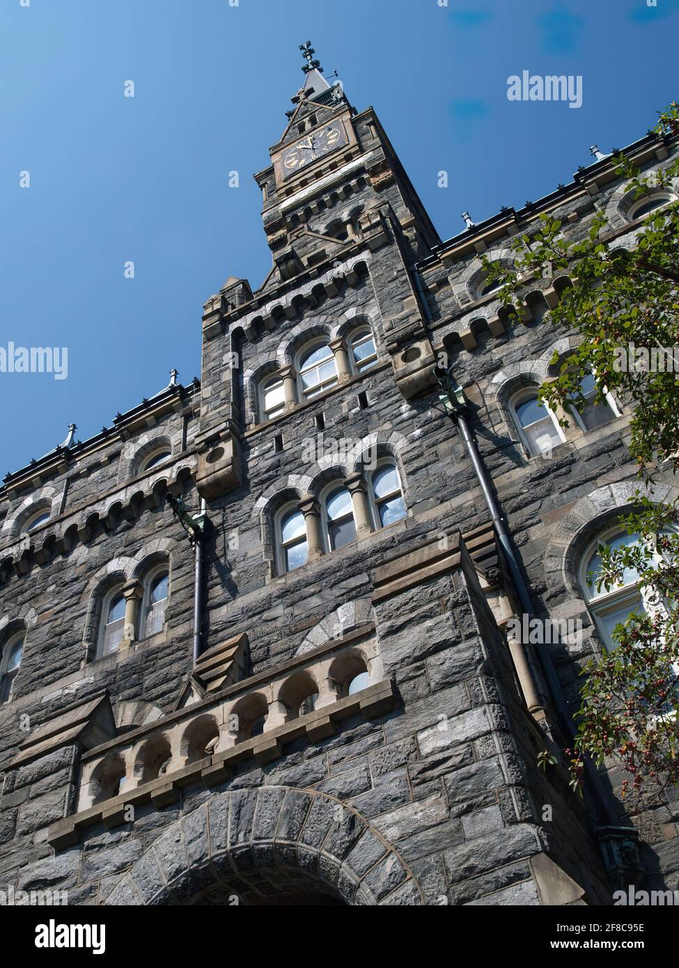 La guglia in cima alla Healy Hall della Georgetown University è un punto di riferimento nella vicina area di Washington D.C. Foto Stock