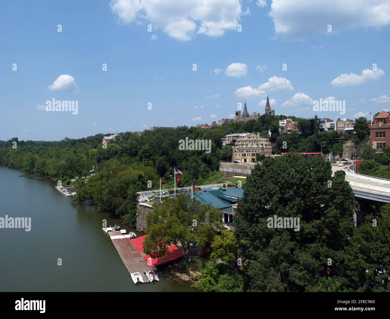La Georgetown University all'orizzonte offre una vista panoramica del lungomare sul fiume Potomac a Washington DC. Foto Stock