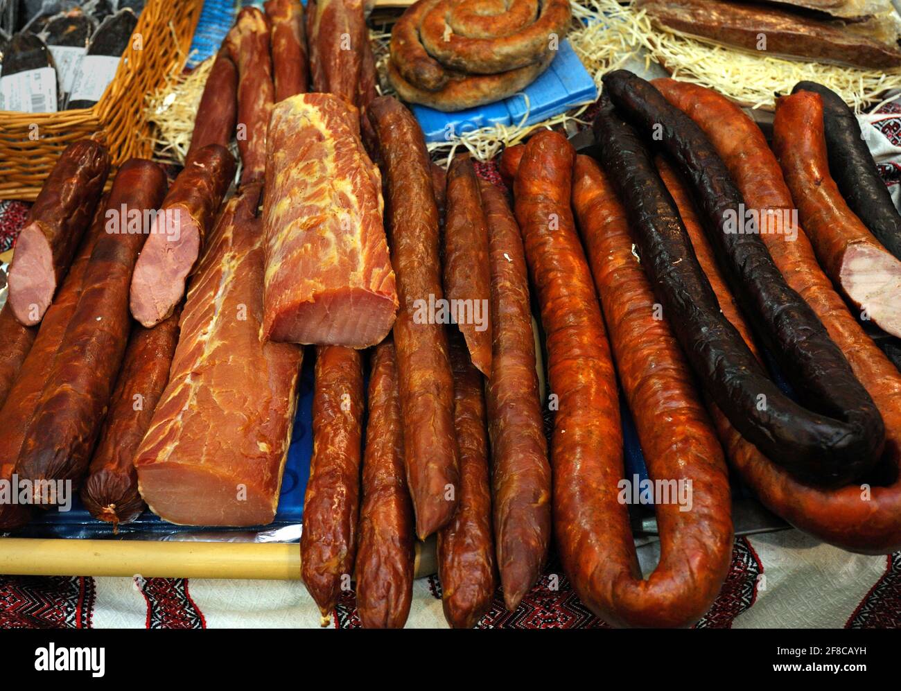 Bastoni di salsicce affumicate messi su un bancone. Foto Stock
