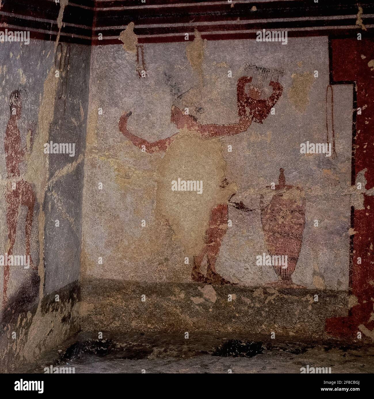 Un musicista che indossa un cappello conico e scarpe appuntite mentre tiene  un antico liuto greco visto come antenato della chitarra è tra i personaggi  dipinti intorno al 510-500 a.C. ad intervalli